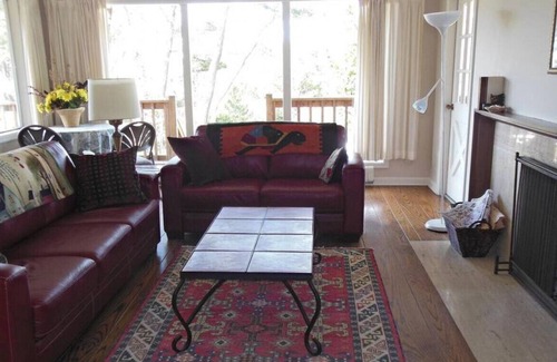 Klipsan Beach House | Ocean view with path to beach