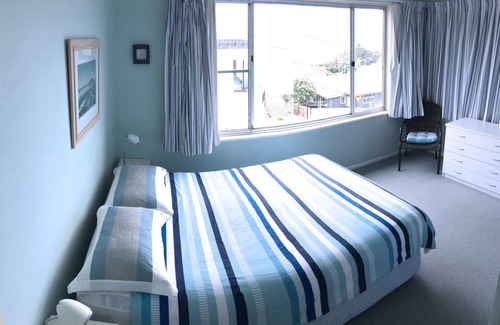 Crescent Head House | OCEAN VIEWS & CLOSE TO SHOPS & CAFES