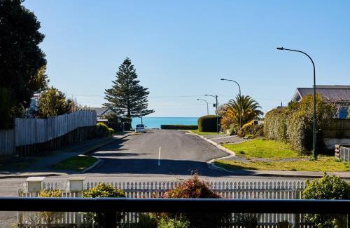 Kaikoura House | Ocean Vista Modern Home Central