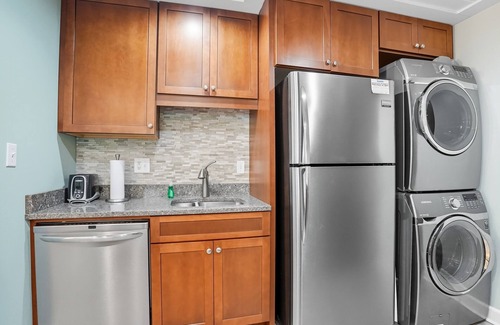 Demere Park Condo | Ocean Walk J-10 2BR St. Simons Condo Near Pier & Pools