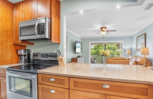 Demere Park Condo | Ocean Walk J-10 2BR St. Simons Condo Near Pier & Pools