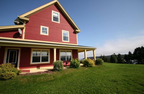 Bay Bulls Cottage | Oceanfront Cottage in quiet Newfoundland town 30 minutes from St Jonh's.