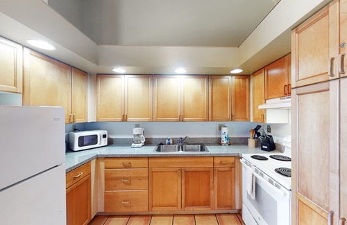 Maunaloa Condo | Oceanfront Cottage on Kepuhi Beach w/Ocean View, WiFi, Laundry & Shared Pool