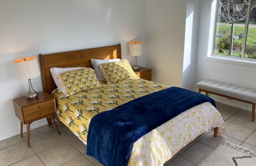 Mendocino House | Oceanfront cottage on a bluff with beach views, deck, streaming & kitchenette