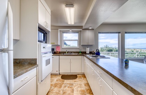 Bandon House | Oceanfront dog-friendly house w/deck overlooking the water