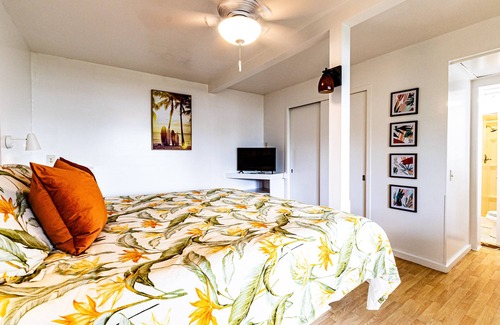 Kapoho Bed & Breakfast | Oceanfront in Hilo Hale Kai Suites- Pele Suite - King Bed, Living Room, Bath