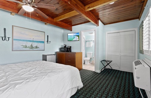Fort Pierce Hotel | Oceanfront Inn Room #5 - Standard Room - King Bed