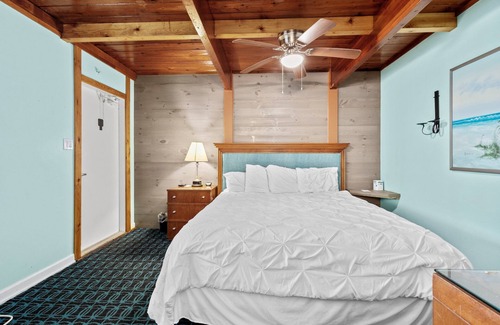 Fort Pierce Hotel | Oceanfront Inn Room #5 - Standard Room - King Bed