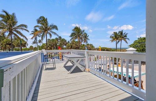 Fort Pierce Hotel | Oceanfront Inn Room #5 - Standard Room - King Bed