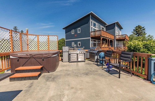 Homer Apartment | Oceanfront Luxury Apartment Overlooking Kachemak Bay and Homer Spit!