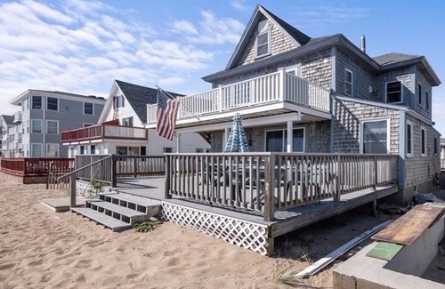 Salisbury Cottage | Oceanfront penthouse with deck and spectacular views!