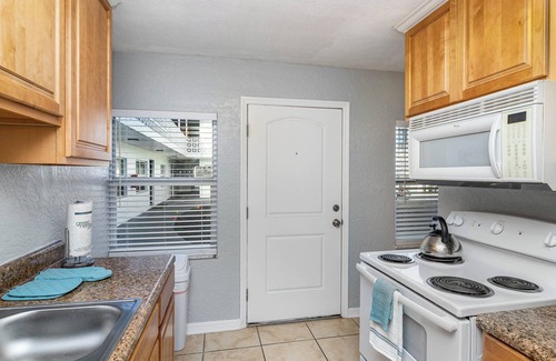 Indian Harbour Beach Apartment | Oceanside~ Walk to the beach,Pool, BBQ, Gym, Games