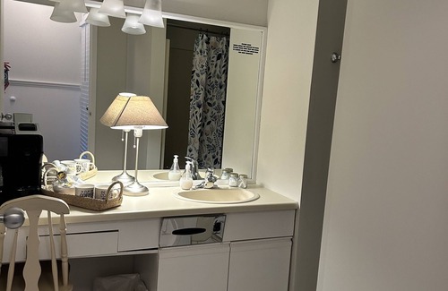 North Oyster Apartment | Oceanview One Bedroom suite at the Inn of the Sea in Ladysmith!