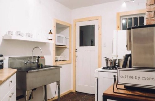 Kitsilano Apartment | ♡of Kits:2BR Pet Friendly Heritage Rustic Chic Apt