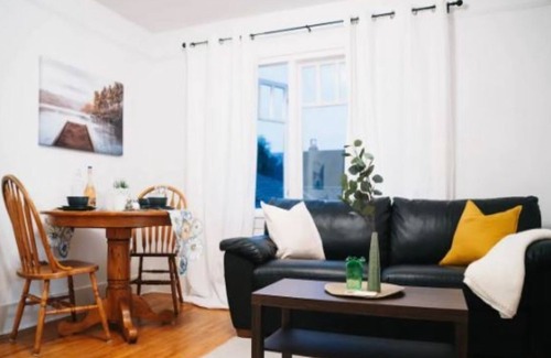 Kitsilano Apartment | ♡of Kits:2BR Pet Friendly Heritage Rustic Chic Apt
