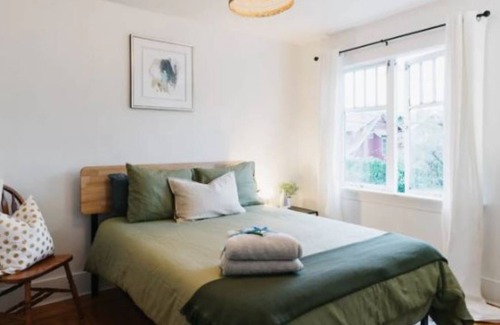 Kitsilano Apartment | ♡of Kits:2BR Pet Friendly Heritage Rustic Chic Apt