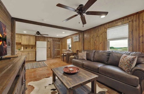 Fredericksburg Cabin | Ohana Ranch Cabin - 12 Minutes to Historic Main St