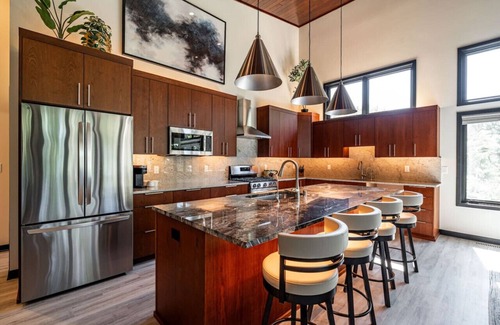 Okauchee Lake Apartment | Okauchee Fairway: 4 BD | 4 BA