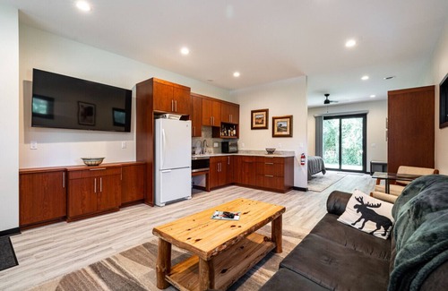 Okauchee Lake Apartment | Okauchee Fairway: 4 BD | 4 BA