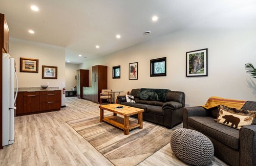 Okauchee Lake Apartment | Okauchee Fairway: 4 BD | 4 BA