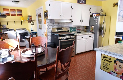 Elm Mott House | OLD DALLAS INN Charming 4-bedroom house, LARGE Dog friendly Backyard