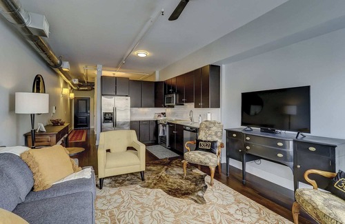 Historic District - North Apartment | Old Towne Loft on Broughton -steps to City Market