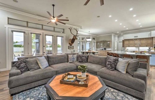 Mesa House | Omega House w/Pool & Pickleball