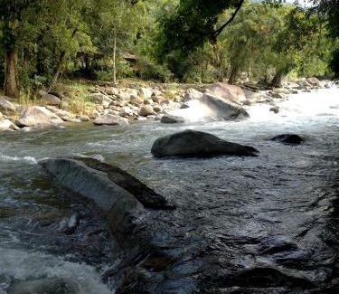Ponte Branca House | Onça Parda Hospedagens com Cachoeira Privativa
