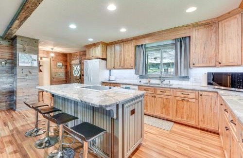 Albemarle House | On Lake Tillery Spacious Home with Screened Porch!