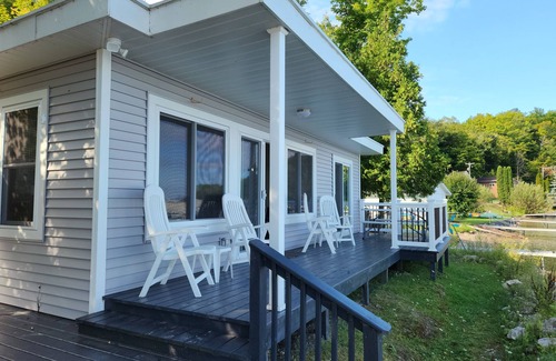 Beulah Cottage | On Shore Of Spectacular Lake