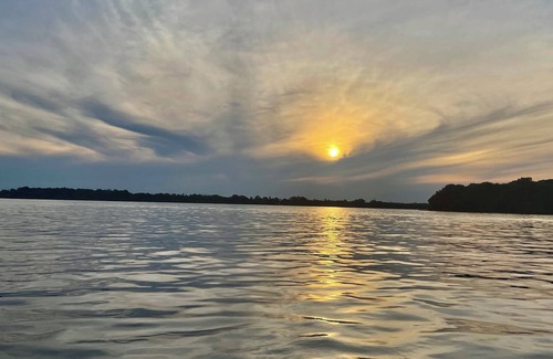 Niagara Falls Cottage | On The Mighty Niagara River Cottage with River Room and Dock