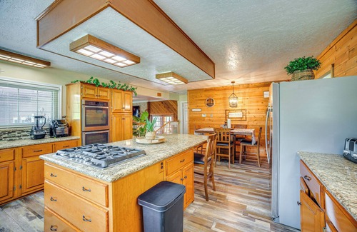 Onalaska House | Onalaska Home w/Game Room, Sunroom & Lake View!