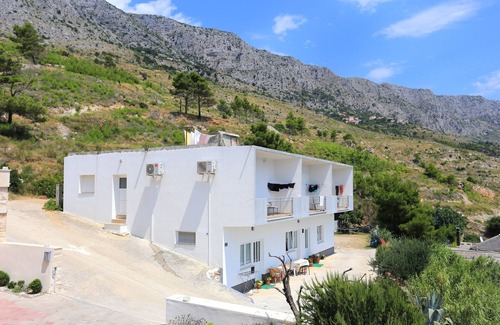 Ruskamen Apartment | One bedroom apartment with balcony and sea view Lokva Rogoznica, Omiš (A-17645-c)