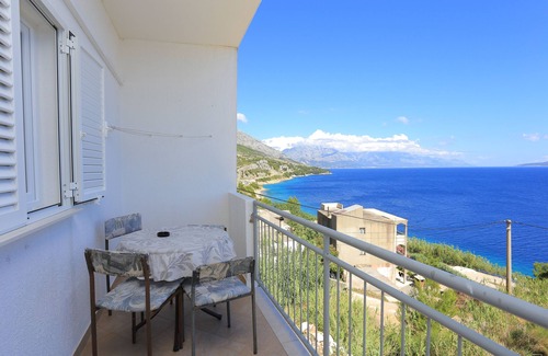 Ruskamen Apartment | One bedroom apartment with balcony and sea view Lokva Rogoznica, Omiš (A-17645-c)