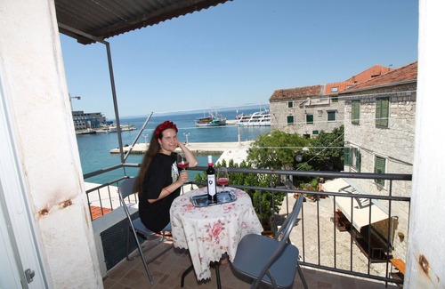 Postira Apartment | One bedroom apartment with balcony and sea view Postira, Brač (A-18971-a)