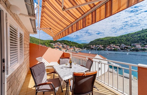 Brna Apartment | One bedroom apartment with terrace and sea view Brna, Korčula (A-10057-c)