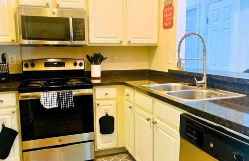 West Freemason Apartment | ONE BEDROOM Cozy Downtown Norfolk Apt w/patio