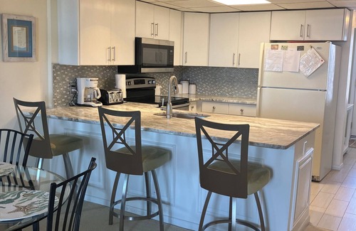 Diamond Beach Condo | One block from beach with ocean view 5th Floor Rental in Exclusive Diamond Beach