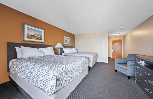 Put-in-Bay Hotel | One Block from Downtown with Lake View