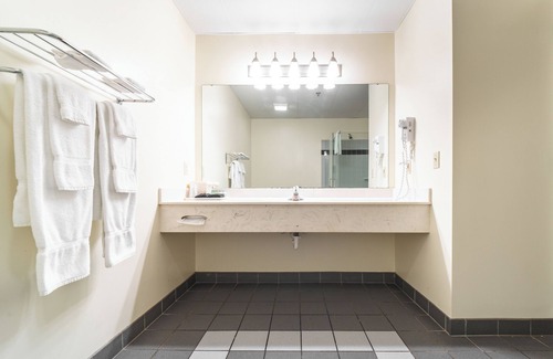 Put-in-Bay Hotel | One Block from Downtown with Lake View