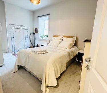 Bognor Regis House | One Double bedroom with en-suite at the Royal - Homestay - not Hotel