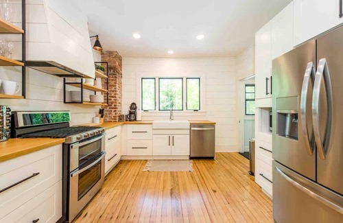 Flat Rock House | One night weekday stays available - apple pick & get a quick mountain escape in!