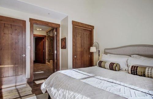 Peak 8 Apartment | One Ski Hill Place