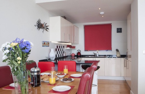 Westleigh Apartment | Only 1 of 2 flats in Horizon View offering top floor and 6 windows onto the sea