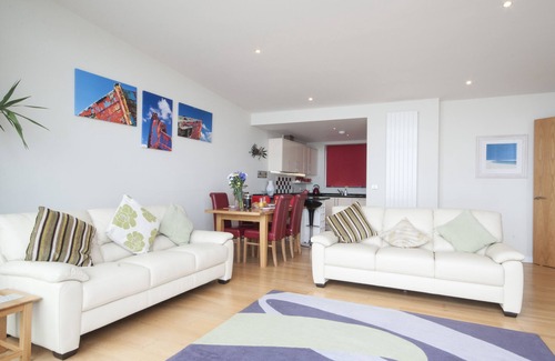 Westleigh Apartment | Only 1 of 2 flats in Horizon View offering top floor and 6 windows onto the sea