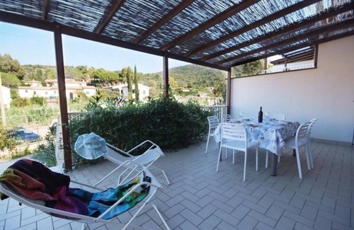 Procchio Apartment | Only 200 m from the main street of Procchio and 600 m from the fine sandy beach. It is located on the mezzanine floor with a separate entrance and a large covered terrace equipped with table and chairs for outdoor dining.