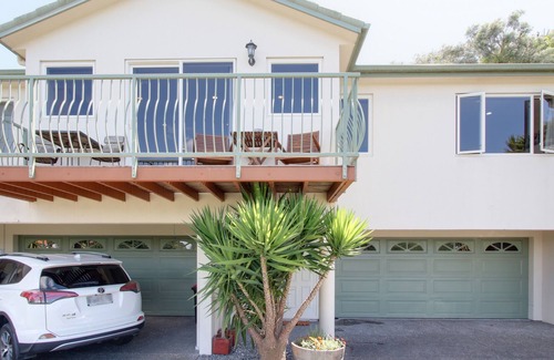 Bluff Hill House | Onslow Views - Napier Holiday Home