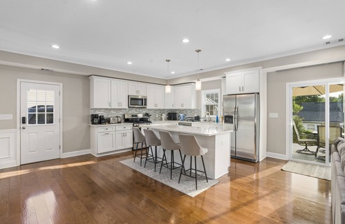 West Falls Church House | Open living to gather together w/bright & colorful, and 11 miles to DC