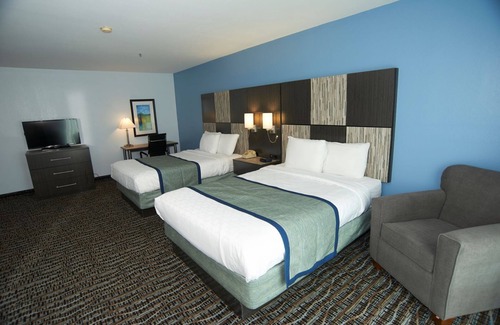 Sandwich Hotel | Open year round - Family friendly rooms - 5 minutes from beach area.