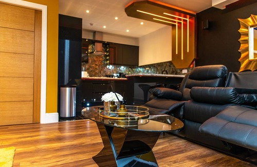 Bradford Apartment | Optimal Apartments -Presidential Jet Hot Tub Suite